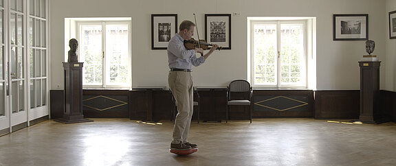 Balanceübung mit Geige